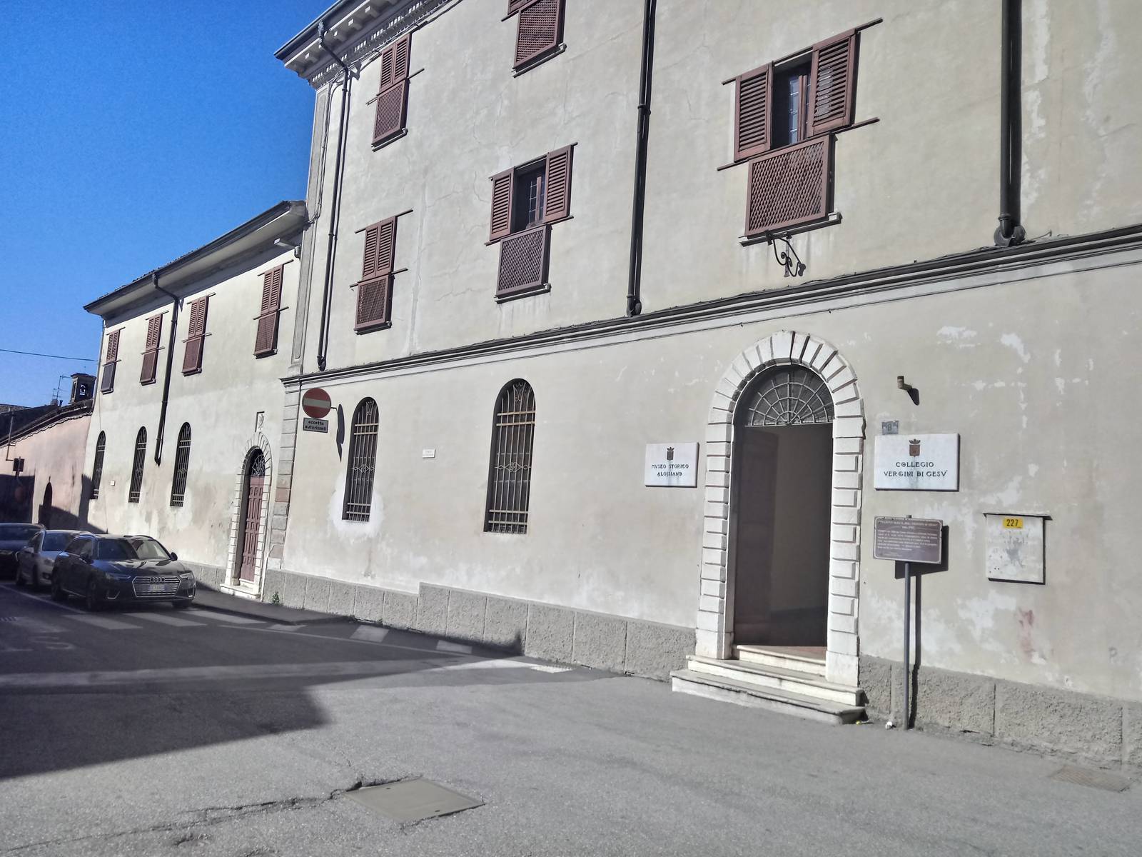 VISTA ESTERNA DELLA SCUOLA.jpg